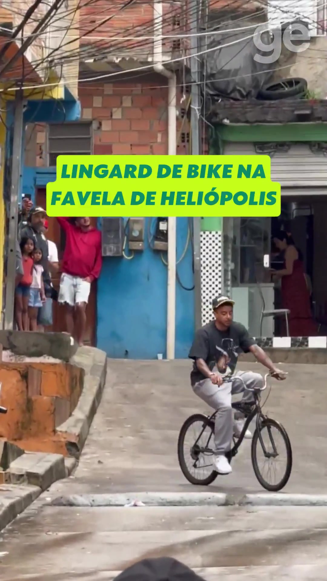 九游官网-巴媒：林加德在巴西贫民窟拍摄视频，融入当地文化